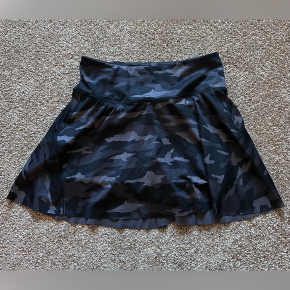 ATHLETA Ace Tennis Skort 15.5" Printed Black Camo Size S GUC Tenniscore - Picture 2 of 16